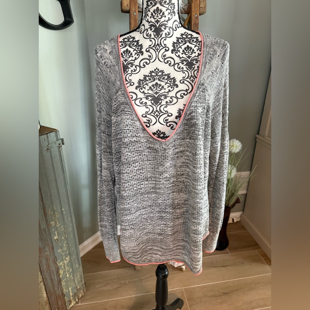 Victoria’s Secret size large gray tunic top